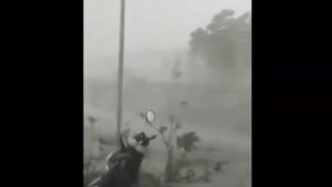 Mencekam! Detik-Detik Angin Kencang Terjang Nganjuk Terekam Kamera, Puluhan Rumah Rusak