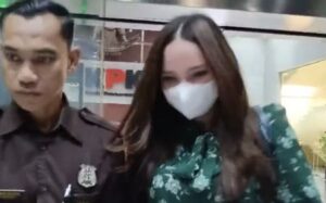 Diperiksa KPK Terkait Kasus CSR BI-OJK, Istri Kasat Lantas Polres Batu Bungkam   