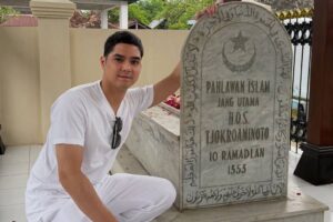 Viral Al Ghazali Ziarah ke Makam Pahlawan HOS Tjokroaminoto, Ini Fotonya!