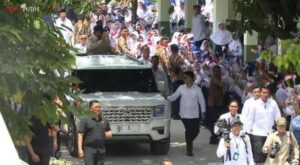 Momen Pelajar Histeris Sambut Prabowo di SMPN 4 Bekasi