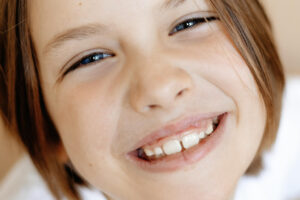 4 Tips Penting Jaga Kesehatan Gigi Anak Sejak Tumbuh Gigi Pertama, Nomor 3 Sering Diabaikan Orang Tua!