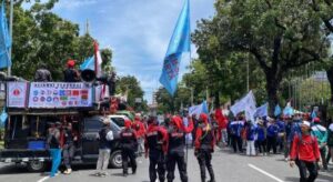 Demo di Balai Kota DKI, Buruh Desak Kenaikan UMP 2026