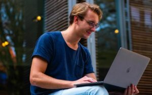 Belajar Bahasa Asing, Cara Alami Menjaga Otak Tetap Sehat dan Muda