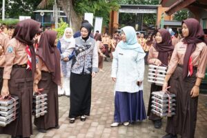 Wali Kota Tinjau MBG di SMPN 8 Kediri, Pastikan Siswa Nikmati Makanan Sehat dan Bergizi