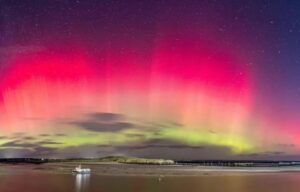 Menakjubkan! Badai Matahari Sampai Bumi, Langit Tampilkan Aurora Pink