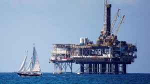 Harga Minyak Dunia Melemah, Sinyal Pasar Kelebihan Pasokan