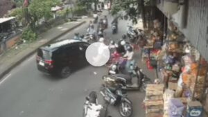 Mobil Oleng Tabrak Beberapa Pemotor di Gianyar Terekam CCTV, Korban Terpental