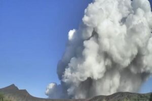 Gunung Taal Meletus, Abu Vulkanik Membubung Setinggi 2.800 Meter