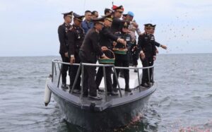 Hormati Jasa Pahlawan, Polres Kepulauan Seribu Tabur Bunga di Perairan