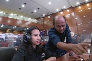 Azia Riza Jadi Call Center NTMC: Shift Subuh Cuma 5 Menit Aja Ya!