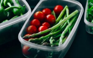 3 Jenis Makanan yang Tidak Boleh Disimpan dalam Wadah Plastik