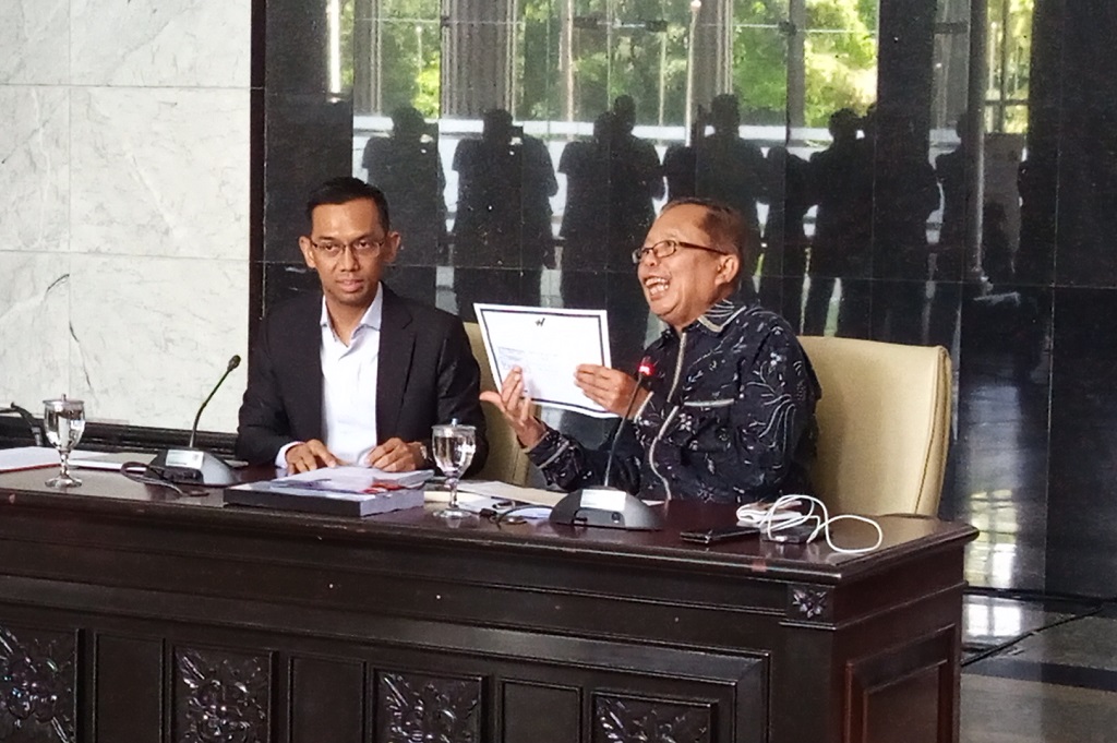 Dituding Punya Ijazah Palsu, Hakim MK Arsul Sani Perlihatkan Dokumen Asli