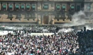 Ratusan Orang Terluka dalam Protes Besar Anti-Pemerintah di Meksiko, Demonstran Serang Istana Nasional