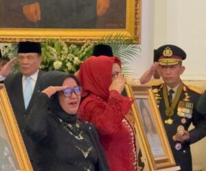 Tangis Haru Keluarga Marsinah Pecah Saat Lagu Indonesia Raya Dikumandangkanamp;nbsp;