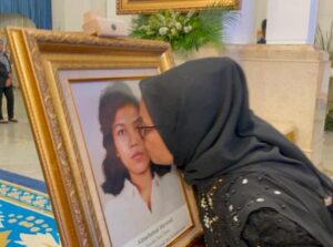 Marsinah Pahlawan Nasional, Sang Adik Menangis dan Cium Foto Kakak di Istana