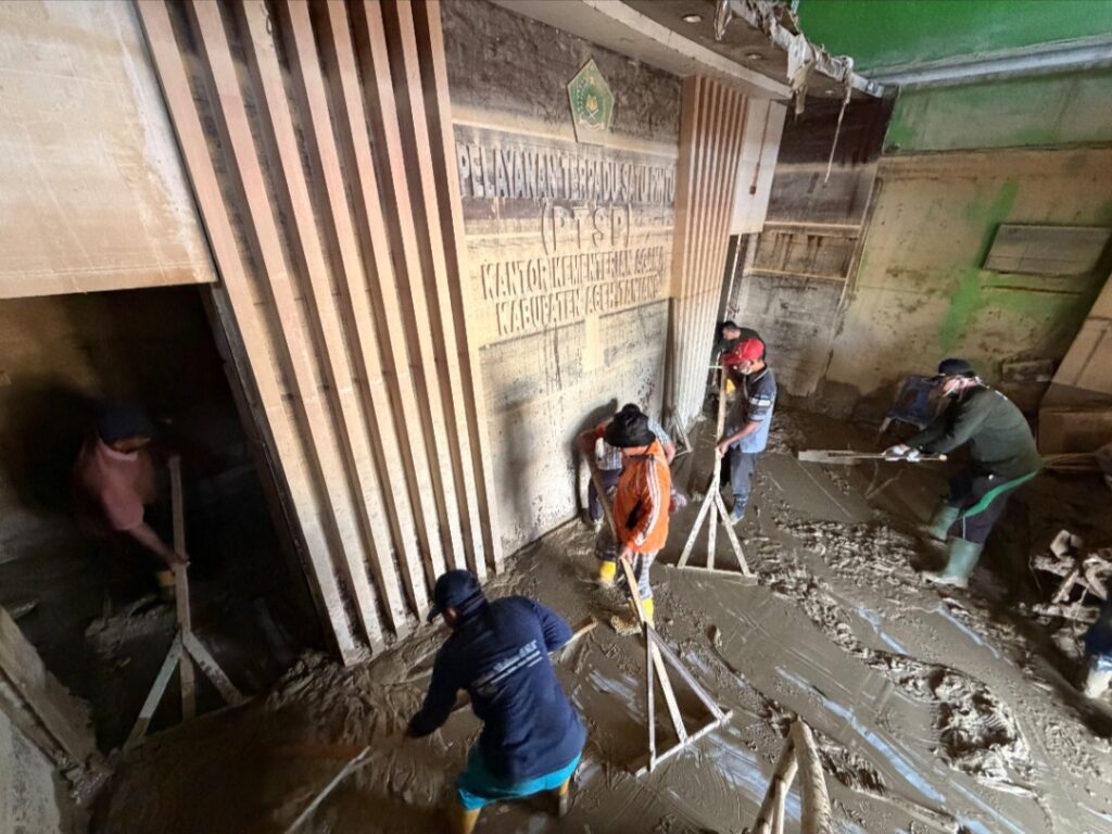 Kerja Bakti Bersihkan Kantor, Kemenag Percepat Pulihkan Layanan Publik di Aceh Tamiang