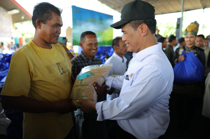 Terdepan Salurkan Bantuan Pangan, Masyarakat Aceh Sampaikan Terima Kasih kepada Mentan Amran