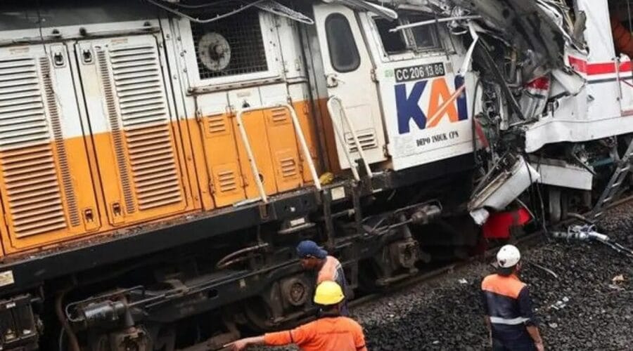 Tabrakan KA Argo Bromo Anggrek dan KRL di Bekasi Timur: Prabowo Jenguk Korban, Janjikan Investigasi dan Perbaikan Infrastruktur Keselamatan