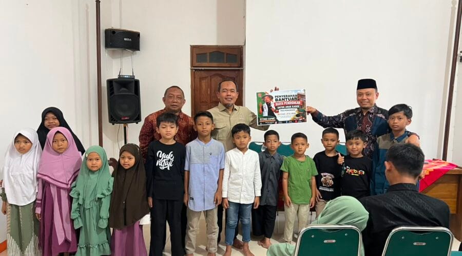 Dorong Kemajuan Pendidikan, Riyono Caping Beri Bantuan Biaya Masuk Sekolah
